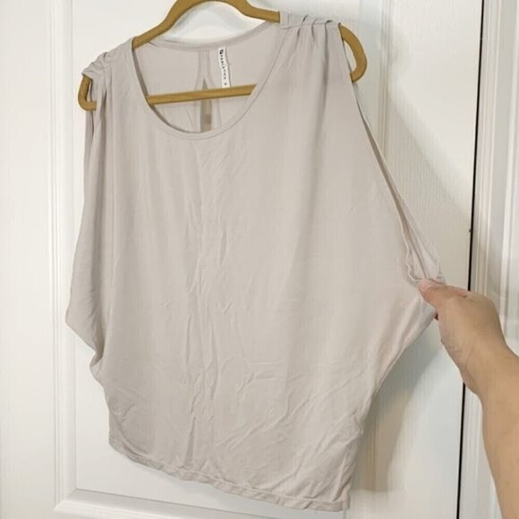 Fabletics Open Back Grey Athletic Workout Gym Sleeveless Lightweight Shirt - Picture 3 of 13